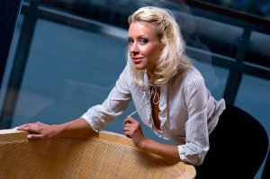 Janine wartet sinnlich lächelnd auf aufregenden Telefonsex