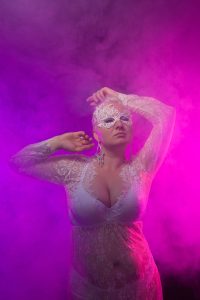 Lady Zarina bietet mystischen Telefonsex in erotischen Spitzen dessous